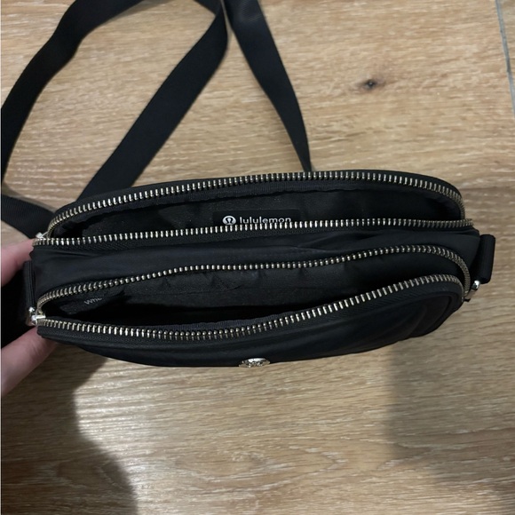 Lululemon Crossbody Camera Bag 2L in Black / Silver - Picture 5 of 15